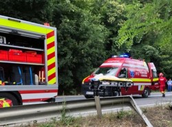 Accident pe DN7 la intrare în Bârzava, mai multe ambulanțe trimise la incident