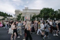 România a fost obligată de CEDO să recunoască legal și să protejeze familiile alcătuite din persoane de același sex. Patriarhia Română susține că parteneriatul civil legalizează concubinajul