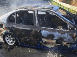 Un autoturism a luat foc după ce s-a izbit de un parapet la urcarea din Aradul Nou pe autostrada A1