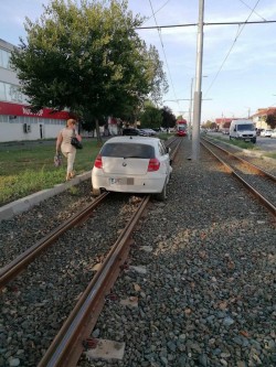 Individul ce s-a izbit cu BMW-ul de un tramvai pe strada Profesor Dr. Aurel Ardelean s-a prezentat a doua zi la Poliție. Avea permisul suspendat iar testele antidrog nu i-au ieșit prea bine. A fost reținut pentru 24 de ore