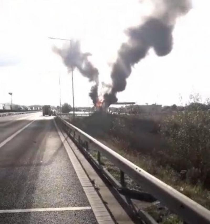 Un TIR a luat foc pe autostrada A1. Traficul este temporar deviat