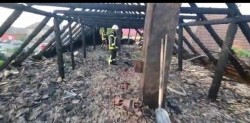 Casă din Sâmbăteni salvată din ghearele flăcărilor de pompierii arădeni. Incendiu izbucnit la o anexă gospodărească