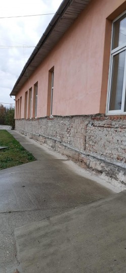 Consiliul Județean alocă bani pentru repararea unei grădinițe unde curgea apa din dozele de curent