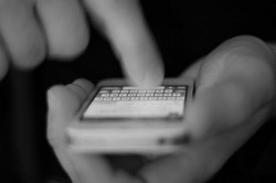 După ce i-a citit fostei iubite mesajele din telefon fără permisiune, s-a înfuriat și a luat-o la bătaie