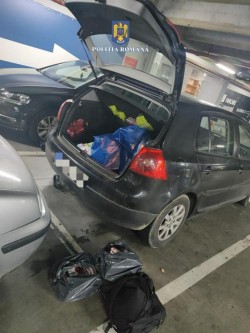 Prinsă de polițiștii din Vlaicu cu portbagajul plin de tigări de contrabandă