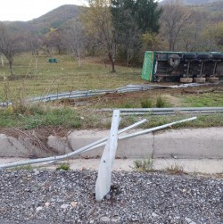 Un TIR s-a răsturnat în afara carosabilului în zona Lazuri. Drumarii lucrează la demontarea parapetului metalic distrus