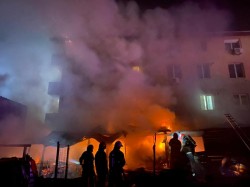 Panică pe strada Cocorilor luni noaptea. Un incendiu s-a extins la un bloc de locuințe