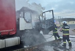 Capul tractor al unui autocamion a ars în totalitate. Pompierii au salvat remorca și încărcătura