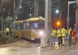 Din ciclul ”Isprăvile lui Dorel”. Tramvaiul nu poate trece pe noua linie de pe bulevardul Cetății din Timișoara pentru că stâlpii au fost puși prea aproape de șine. Autoritățile spun că…tramvaiul e prea lat