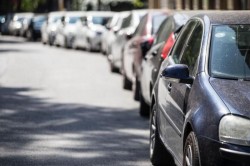 Românii nu vor putea folosi mașina personală mai mult de 6.500 km într-un an și nu vor mai avea voie să circule singuri în mașină