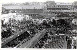 PASTILA DE ISTORIE:  În municipiul Arad, după bombardamentul de la începutul lunii iulie 1944, străzile erau debarasate de moloz, casele avariate se reparau, familiile victimelor încă îşi plângeau morţii