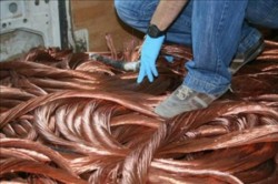Un ineuan a plecat în spinare cu 28 kilograme de cupru sustras dintr-o locuință din Arad. A mai luat cu el și un motofierăstrău

