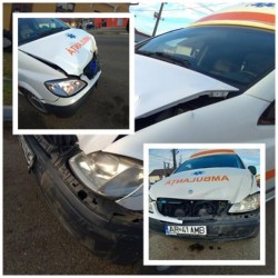 O ambulanță cu pacient aflată în misiune a fost implicată într-un accident la Pâncota

