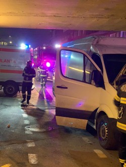 6 victime după ce un microbuz cu 9 persoane a rămas blocat sub podul de la Grădiște 