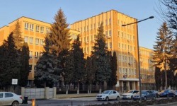 Un elev de 15 ani al Colegiului Militar ”Mihai Viteazul” din Alba Iulia a murit, după ce a căzut de la etajul patru. Anchetatorii cercetează dacă e vorba de un accident sau un act sinucigaș

