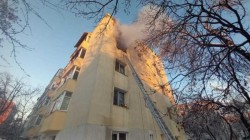 O mama împreună cu copilul de 5 luni, s-a aruncat de la etajul al treilea pentru a scăpa din incendiul izbucnit în imobil 