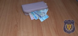 Portofel cu bani și acte găsit pe stradă de un arădean cu suflet, restituit proprietarului cu ajutorul Poliției Locale

