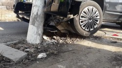 O mașină s-a înfipt într-un stâlp pe Calea Zimandului din Arad