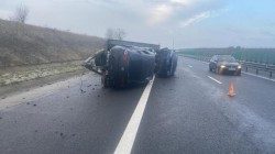 Trafic restricționat pe autostrada A1 din cauza unui accident. O autoutilitară de transport autoturisme s-a răsturnat