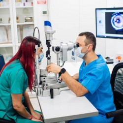 Veste bună pentru românii care au probleme cu vederea. Cea mai avansată operație de dioptrii din lume la Clinica ”Dr. Holhoș”

