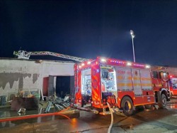 O hală a companiei Fornetti din județul Timiș a luat foc. Pompierii arădeni au fost chemați în ajutor la stingerea incendiului

