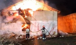 600 de baloți de paie s-au făcut scrum în urma unui incendiu la un șopron situat între Șofronea și Zimandcuz

