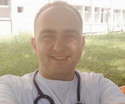 Medic ortoped de la Spitalul Județean Arad prins în flagrant când primea 20 kg de droguri
