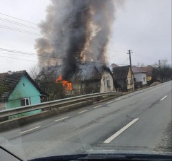 Bărbat cu arsuri extras de pompieri dintr-o casă în flăcări la Odvoș


