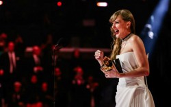 Cea de-a 66-a ediţie a galei Grammy Awards și-a desemnat laureații. Taylor Swift, prima interpretă care a câștigat de patru ori premiul pentru albumul anului. Lista câștigătorilor
