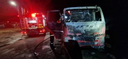Camion în flăcări în curtea unei societăți comerciale din Fântânele