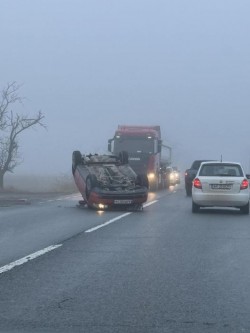 Mașină cu roțile în sus pe DN 7 în apropiere de Sâmbăteni. Circulația este îngreunată

