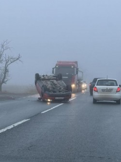 Mașină cu roțile în sus pe DN 7 în apropiere de Sâmbăteni. Circulația este îngreunată

