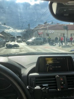 Un puști de 16 ani pe motocicletă a ajuns la spital după ce a fost lovit de o mașină pe strada Andrei Șaguna din Arad