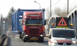 Două ”namile” pe roți de 136 și 131 de tone vor traversa județul Arad în drum spre Ungaria
