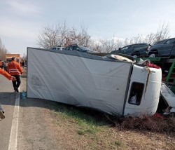 Carambol pe ciotul lipsă de la Margina al autostrăzii A1. Doi tineri au ajuns la spital. Traficul este îngreunat