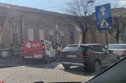 Bărbat în vârstă de 70 de ani accidentat pe strada G. Coșbuc de o autoutilitară de la o firmă de curierat