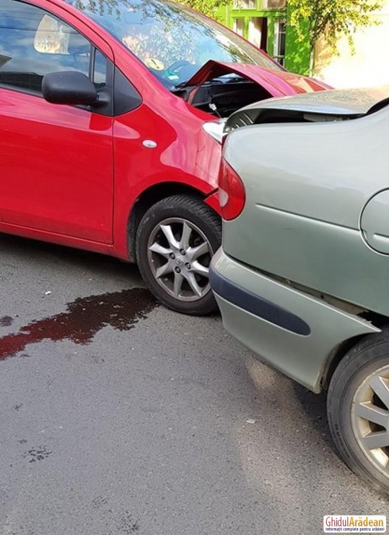 Bărbat rănit în urma unui accident produs între 2 mașini la Pâncota