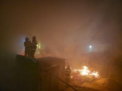 Spital în pericol de a lua foc din cauza unui incendiu produs la o anexă gospodărească de pe strada Gheorghe Doja din Arad