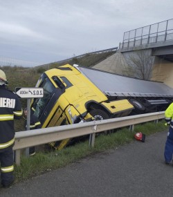 Accident pe autostradă în apropiere de Arad. Un TIR s-a răsturnat în șanț. Traficul se desfășoară restricționat