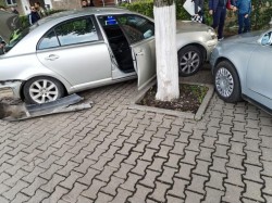 Minor rănit în urma unui accident produs între 2 mașini pe Calea Radnei din Arad