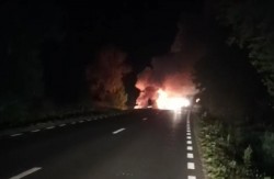 VIDEO / Autoturism în flăcări între Arad și Șiria