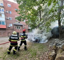 Autoturism în flăcări în Ineu în urma unui scurtcircuit electric