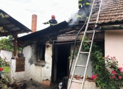 Arde acoperișul unei anexe gospodărești în Covăsânț