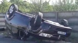După ce a ”împrumutat” o mașină fără știrea proprietarului, a făcut accident și a fost reținut de polițiști