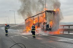 Un camion încărcat cu hârtie a luat foc pe autostrada A1. Traficul este restricționat