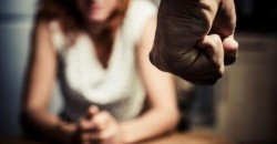 După ce s-a cinstit bine, și-a pierdut mințile și și-a luat la bătaie soția și soacra în miez de noapte. Bărbatul a fost reținut de polițiști pentru 24 de ore
