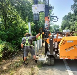 Restricții de circulație pe DN 7 între Vărădia și Bârzava. În premieră în județul Arad, se montează parapete pe rulouri

