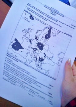 Subiectele la Geografie – Bacalaureat 2024, fotografiate într-o sală de examen din județul Arad. Candidata care fraudează proba pare că stă în a doua bancă
