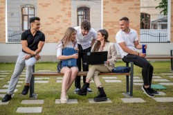 Începe înscrierea la universitatea arădeană de stat