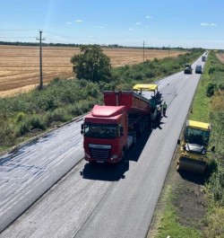 Transpirație și sudoare pe drumurile din vestul țării. Lucrări de reparații pe mai multe drumuri naționale și autostrăzi